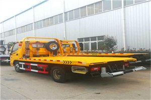 芷江西路附近拖车救援搭电